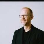 Разкриване на тайните на разказването: Как този медиен пионер завладява света
